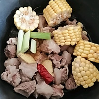 #入秋滋补正当时#不加一滴油的羊肉炖玉米山药胡萝卜的做法图解2