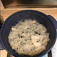 银耳雪梨甜汤的做法图解1