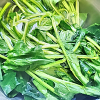 蒜香皮蛋菠菜（吃一口就会爱上的菜）的做法图解1