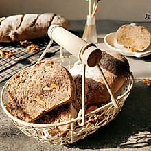 #憋在家里吃什么#无糖无油无负担的黑麦核桃面包。