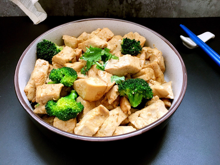 鸡胸烩豆腐的做法