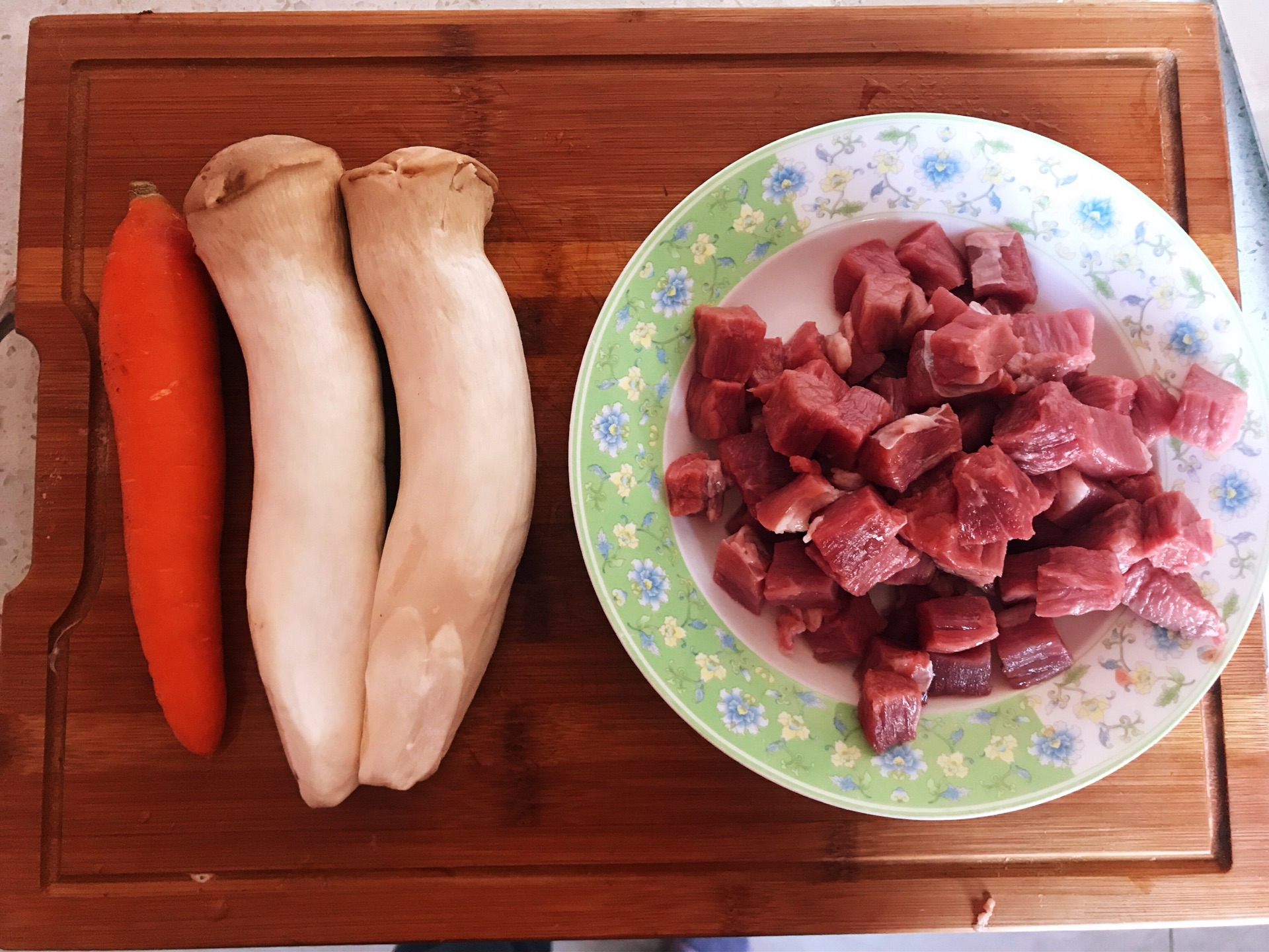 黑椒牛肉炒杏鲍菇,黑椒牛肉炒杏鲍菇的家常做法 - 美食杰黑椒牛肉炒杏鲍菇做法大全