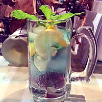 蓝玫瑰威士忌调酒饮料的做法图解3