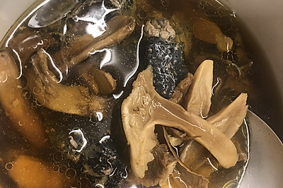 鲜美无比的松茸鸡汤