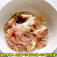 #春日露营# 鸡腿肉炒蒲瓜的做法图解1