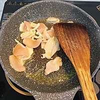 蒜苔炒鸡胸的做法图解2