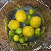 饮品｜夏季的第一杯美白水——柠檬百香果茶的做法图解1