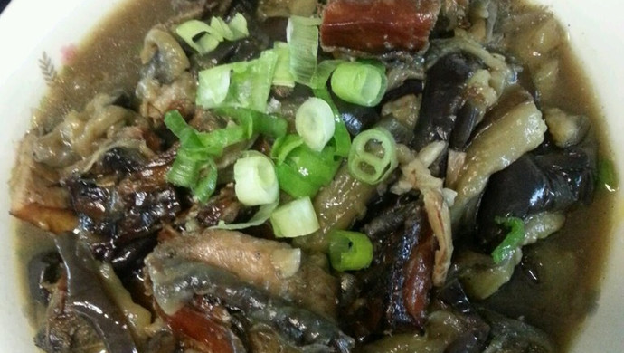 浓郁江西风味的鱼香茄子煲~熏腊鱼是特色