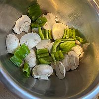 抗癌神菜：口蘑青椒炒海鲜的做法图解2