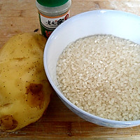 玩转电饭煲——黑椒土豆拌锅巴饭的做法图解1