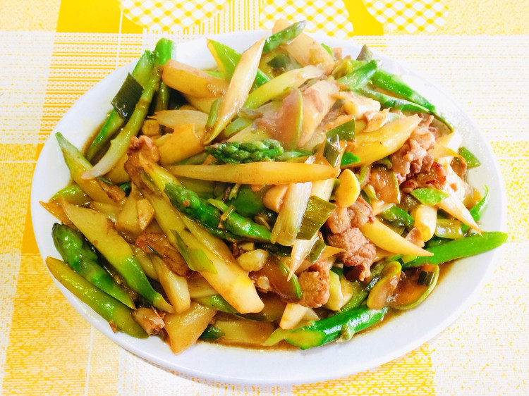 家常菜「芦笋炒肉」的做法