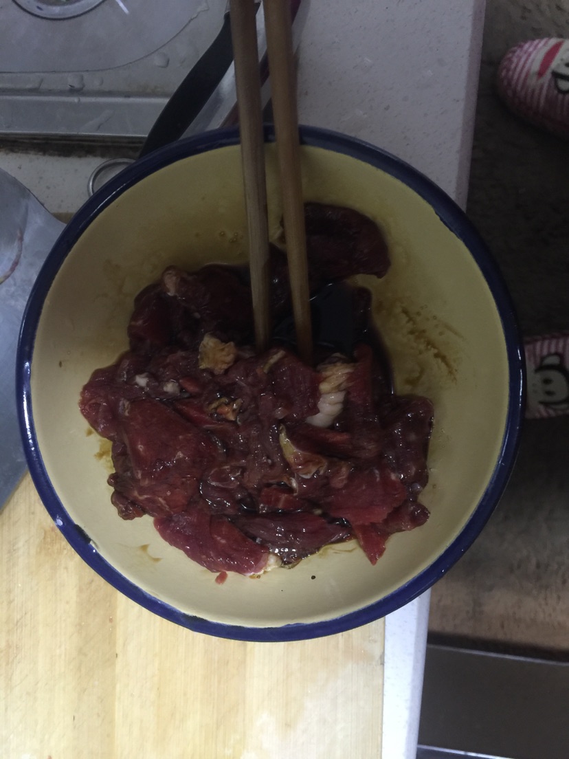 蒜苔炒肉的做法图解1