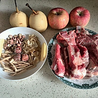 秋燥润肺必喝汤水——苹果、雪梨排骨汤的做法图解1