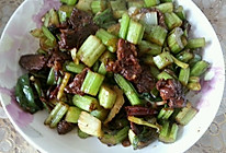 芹菜（西芹）炒肉的做法