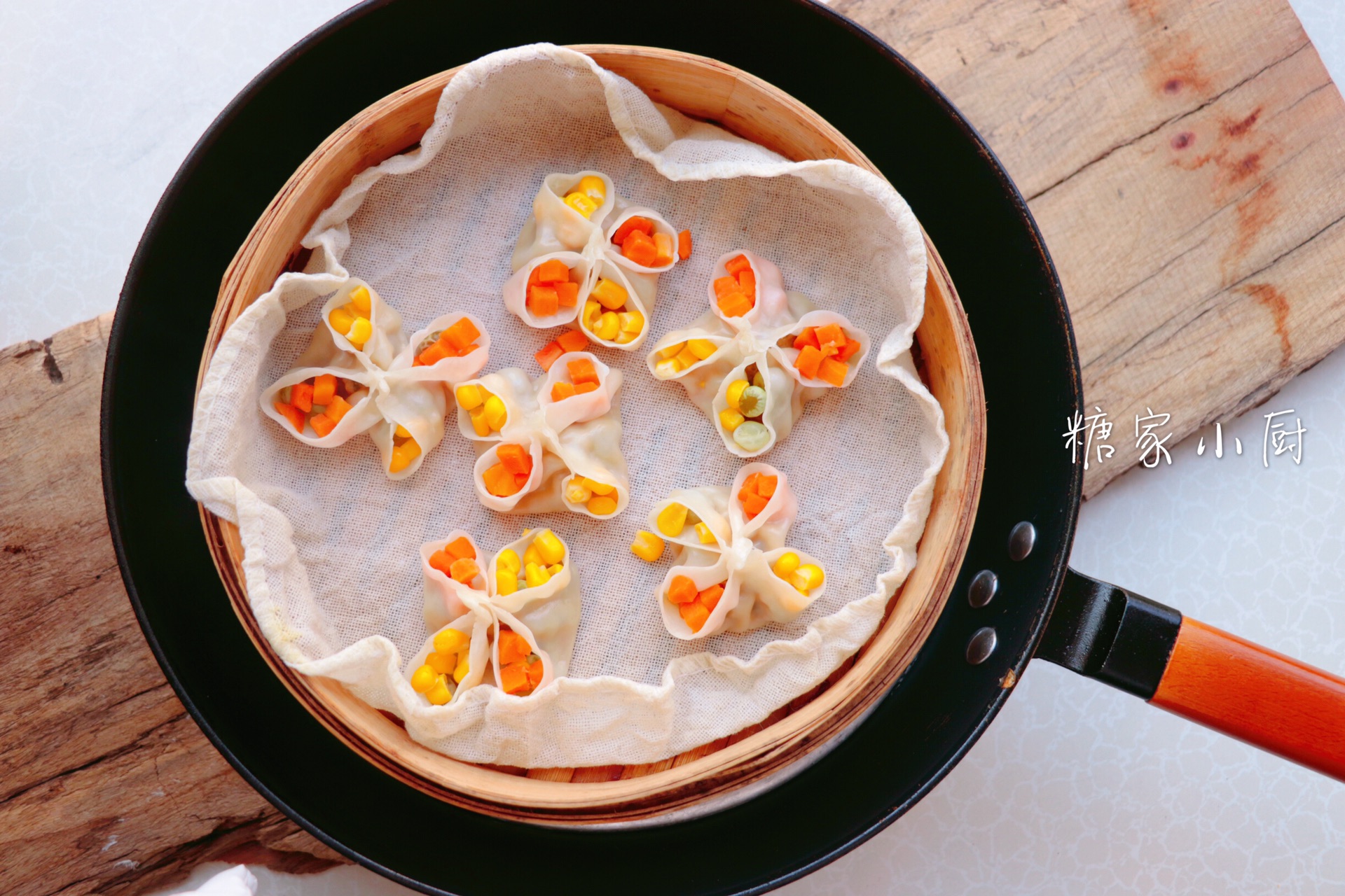 Steamed vegetables and fruits with wonton skin