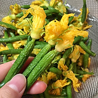 #5分钟搞定#清炒黄瓜花的做法图解1