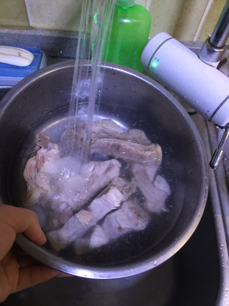 【佳佳姐の餐】养生莲藕排骨汤的做法图解2
