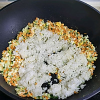 巨简单的时蔬鳕鱼炒饭的做法图解5
