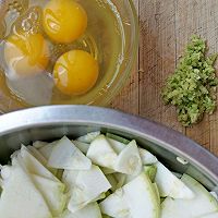 西葫芦炒鸡蛋(荀瓜炒鸡蛋)的做法图解1