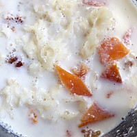 桃胶皂米雪耳木瓜炖牛奶的做法图解3