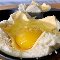 #冰箱剩余食材大改造#抱蛋吐司杯的做法图解3
