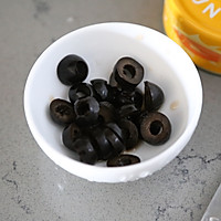 #西班牙橄榄披萨沙拉创意菜#酸咸开胃的黑橄榄茄汁意面的做法图解2