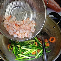 家常菜——蒜薹炒虾仁的做法图解4