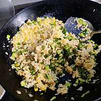 【家常菜】豌豆黄瓜玉米粒蛋炒饭的做法图解5