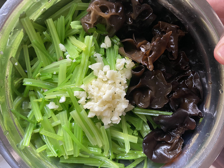 芹菜木耳-清爽小凉菜的做法