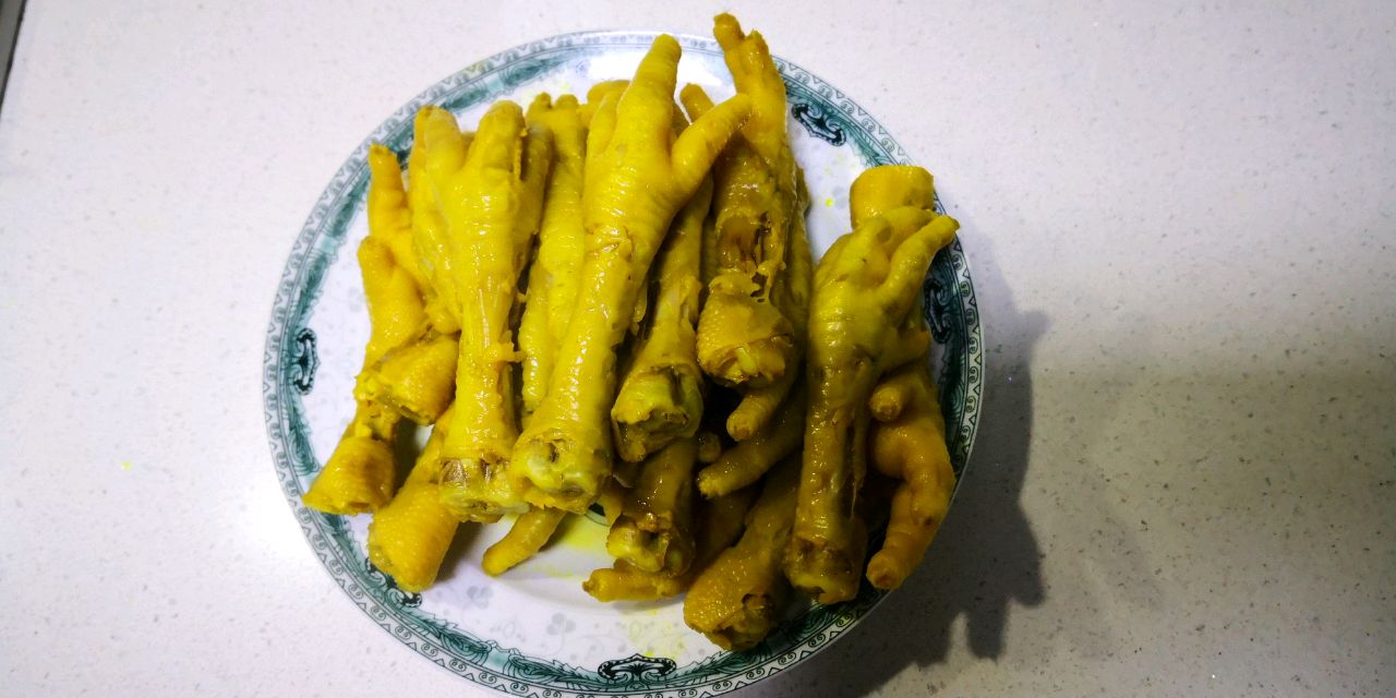 Baked chicken feet with salt