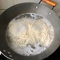 青椒榨菜汤面的做法图解4