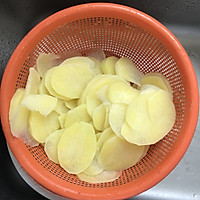 凉拌麻辣土豆片的做法图解2