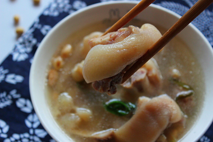 黄豆炖猪蹄汤-冬季暖身的做法