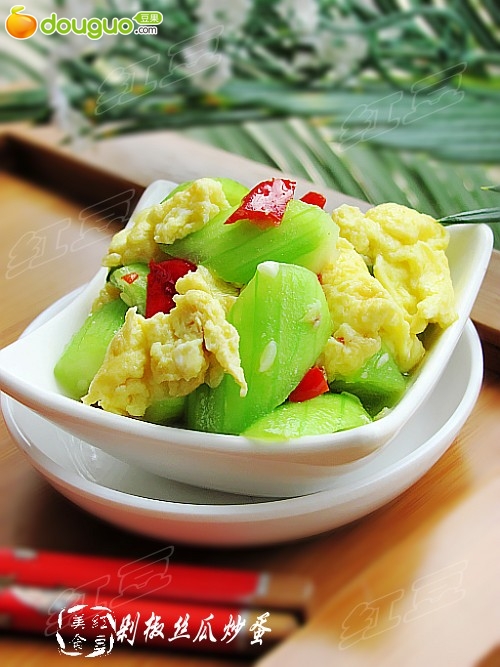 Stir fried eggs with luffa and chopped peppers