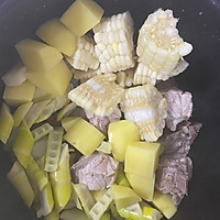 土豆鲜笋玉米排骨汤的做法图解3