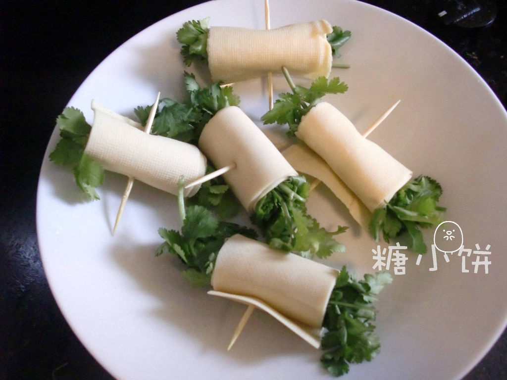 豆皮香菜卷怎么做_豆皮香菜卷的做法_曳雨食光_豆果美食