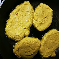 香香的金黄色的新鲜玉米饼的做法图解3
