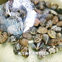 豆腐海鲜菇花蛤汤的做法图解1