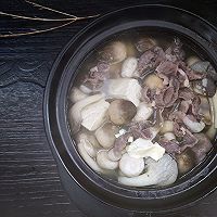羊肉菌菇锅，冬天就要吃点暖的，一口下去，既鲜又暖胃的做法图解6