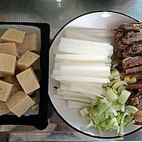 牛肉萝卜冻豆腐汤的做法图解2