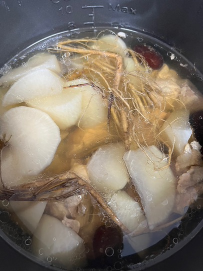 石参萝卜排骨汤的做法