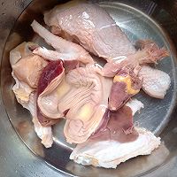 板栗枸杞鸡汤的做法图解2