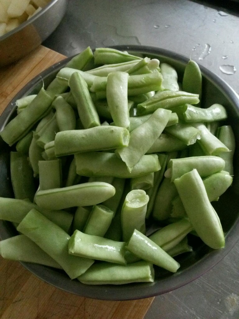 肉片土豆豆角的做法图解1