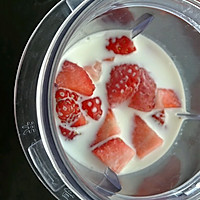 丝滑草莓奶昔的做法图解2
