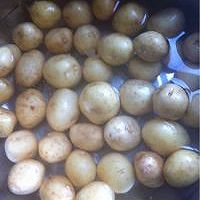 #夏日素食# 孜然小土豆的做法图解1
