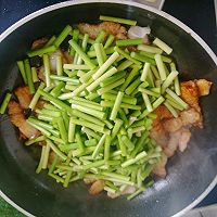 #给年味整点鲜的#蒜苔炒肉的做法图解5