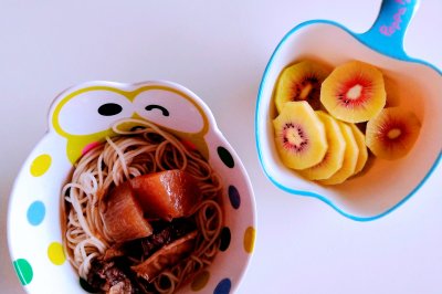 快手早餐：萝卜牛腩粉+红心奇异果10.11