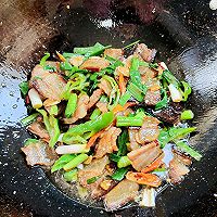 蒜苗炒熏肉的做法图解8