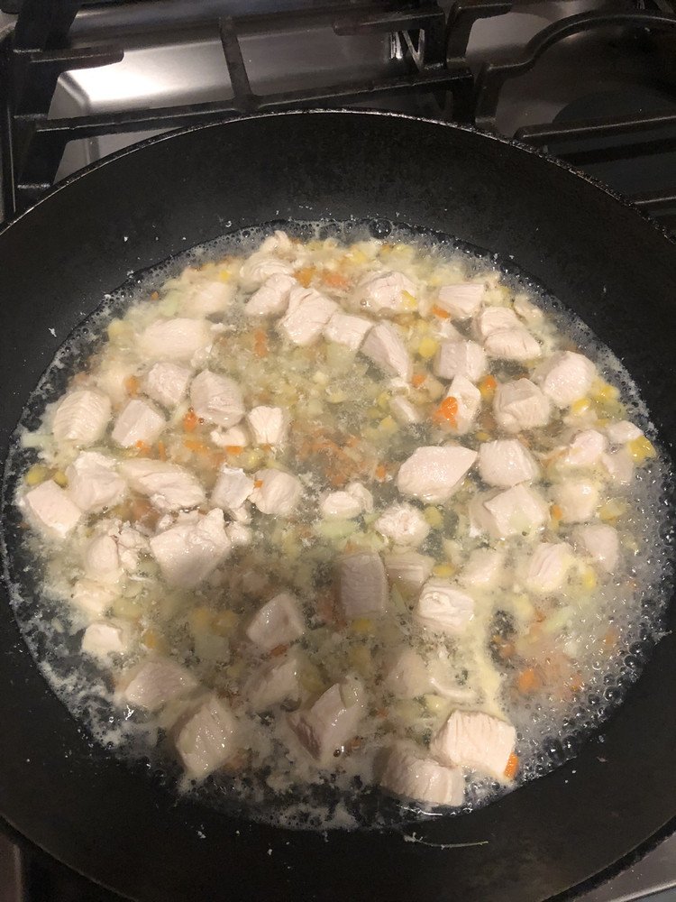 宠物加餐之煮鸡肉丁蔬菜的做法