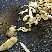 「回家菜谱」——香茅酸辣海鲜意大利面的做法图解3